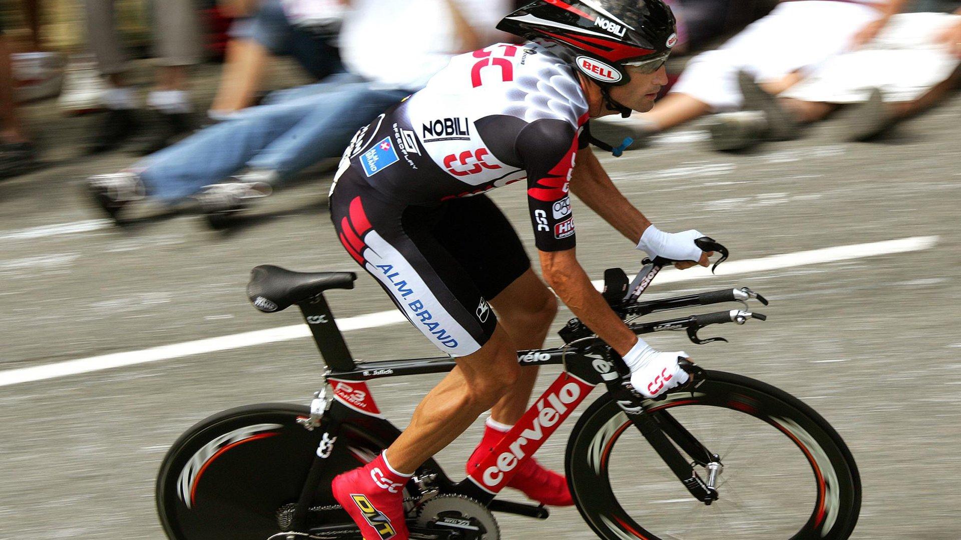 美记点评争议判罚,追梦幸运逃过驱逐,裁判执法倾向保全比赛遭质疑